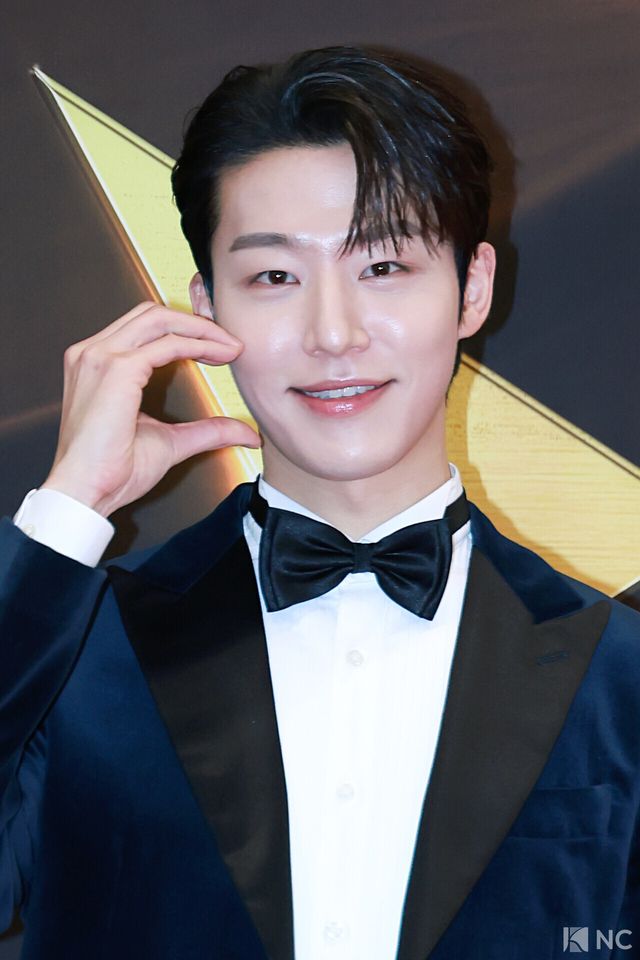 뮤지컬 배우 원태민이 19일 오후 서울 종로구 세종문화회관에서 진행된 ‘제10회 한국뮤지컬어워즈’ 본식에 앞서 레드카펫을 밟고 있다. 사진=김규빈 기자