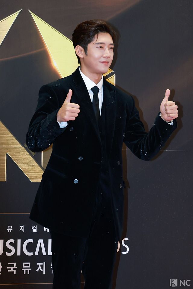 뮤지컬 배우 고은성이 19일 오후 서울 종로구 세종문화회관에서 진행된 ‘제10회 한국뮤지컬어워즈’ 본식에 앞서 레드카펫을 밟고 있다. 사진=김규빈 기자