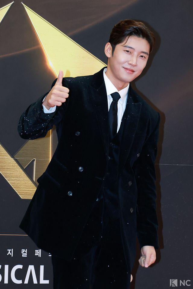 뮤지컬 배우 고은성이 19일 오후 서울 종로구 세종문화회관에서 진행된 ‘제10회 한국뮤지컬어워즈’ 본식에 앞서 레드카펫을 밟고 있다. 사진=김규빈 기자