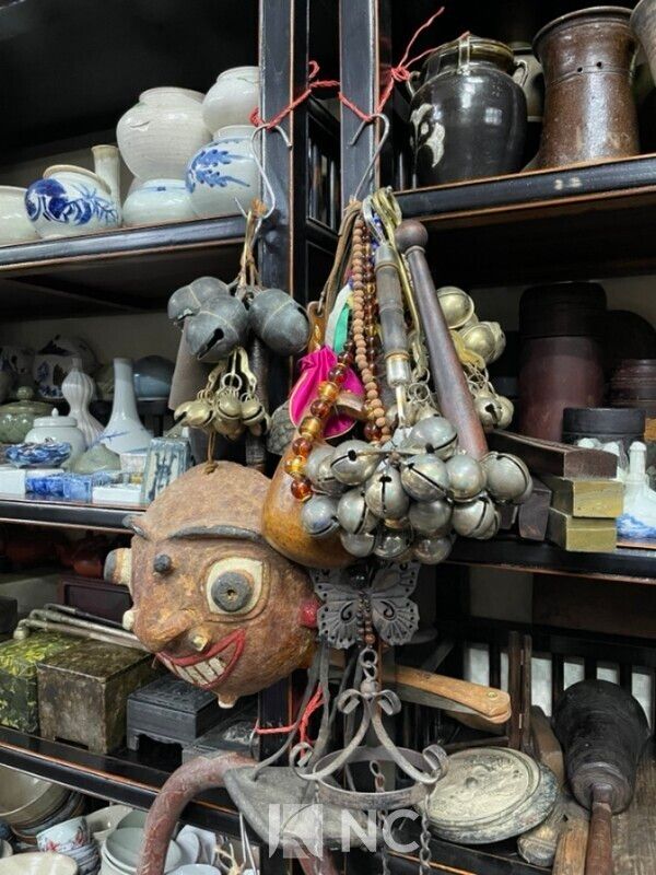 Interior view of the antique shop “Seokhwang” located in Dapsimni Antique Market Buildings 2 and 3, Seoul. Photo by News Culture.