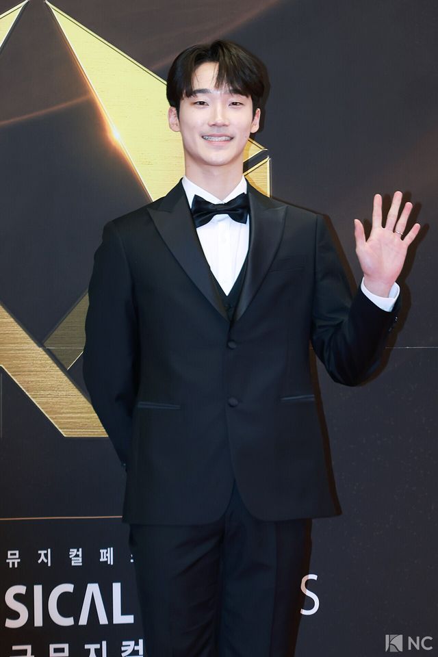발레리노 임선우가 19일 오후 서울 종로구 세종문화회관에서 진행된 ‘제10회 한국뮤지컬어워즈’ 본식에 앞서 레드카펫을 밟고 있다. 사진=김규빈 기자