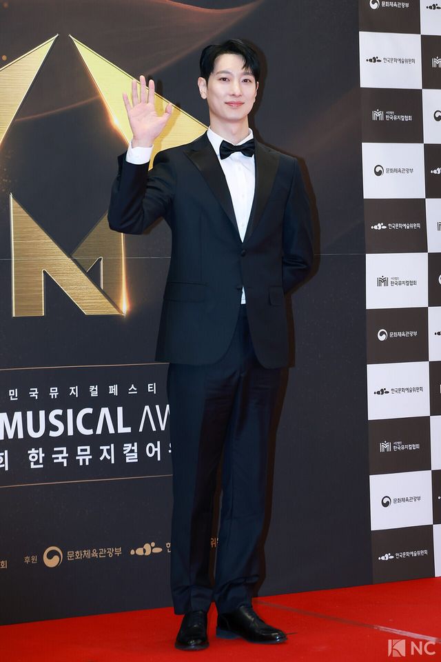 뮤지컬 배우 서동진이 19일 오후 서울 종로구 세종문화회관에서 진행된 ‘제10회 한국뮤지컬어워즈’ 본식에 앞서 레드카펫을 밟고 있다. 사진=김규빈 기자