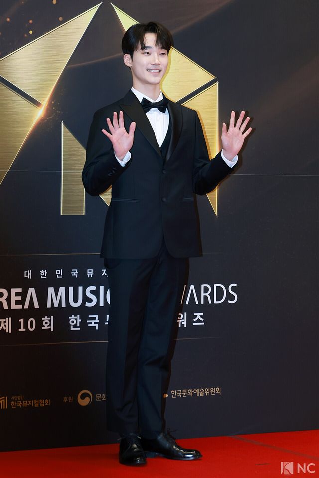 발레리노 임선우가 19일 오후 서울 종로구 세종문화회관에서 진행된 ‘제10회 한국뮤지컬어워즈’ 본식에 앞서 레드카펫을 밟고 있다. 사진=김규빈 기자