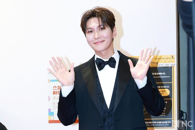 뮤지컬 배우 박은태가 19일 오후 서울 종로구 세종문화회관에서 진행된 ‘제10회 한국뮤지컬어워즈’ 본식에 앞서 레드카펫을 밟고 있다. 사진=김규빈 기자