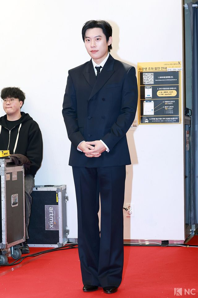 뮤지컬 배우 김성철이 19일 오후 서울 종로구 세종문화회관에서 진행된 ‘제10회 한국뮤지컬어워즈’ 본식에 앞서 레드카펫을 밟고 있다. 사진=김규빈 기자