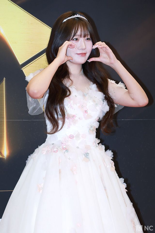 뮤지컬 배우 서지우가 19일 오후 서울 종로구 세종문화회관에서 진행된 ‘제10회 한국뮤지컬어워즈’ 본식에 앞서 레드카펫을 밟고 있다. 사진=김규빈 기자