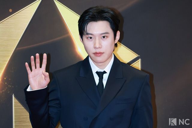 뮤지컬 배우 김성철이 19일 오후 서울 종로구 세종문화회관에서 진행된 ‘제10회 한국뮤지컬어워즈’ 본식에 앞서 레드카펫을 밟고 있다. 사진=김규빈 기자