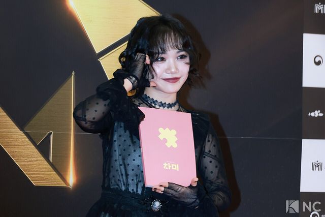 뮤지컬 배우 홍나현이 19일 오후 서울 종로구 세종문화회관에서 진행된 ‘제10회 한국뮤지컬어워즈’ 본식에 앞서 레드카펫을 밟고 있다. 사진=김규빈 기자