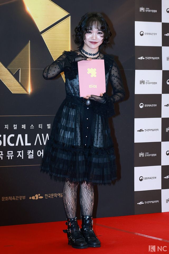 뮤지컬 배우 홍나현이 19일 오후 서울 종로구 세종문화회관에서 진행된 ‘제10회 한국뮤지컬어워즈’ 본식에 앞서 레드카펫을 밟고 있다. 사진=김규빈 기자