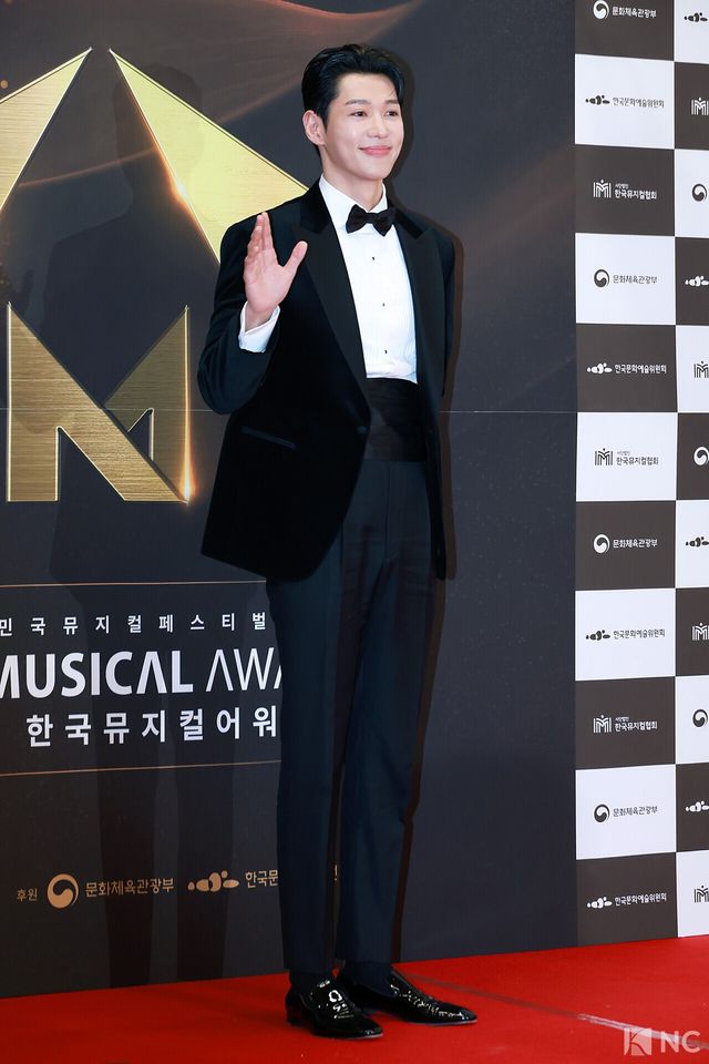 뮤지컬 배우 문유강이 19일 오후 서울 종로구 세종문화회관에서 진행된 ‘제10회 한국뮤지컬어워즈’ 본식에 앞서 레드카펫을 밟고 있다. 사진=김규빈 기자