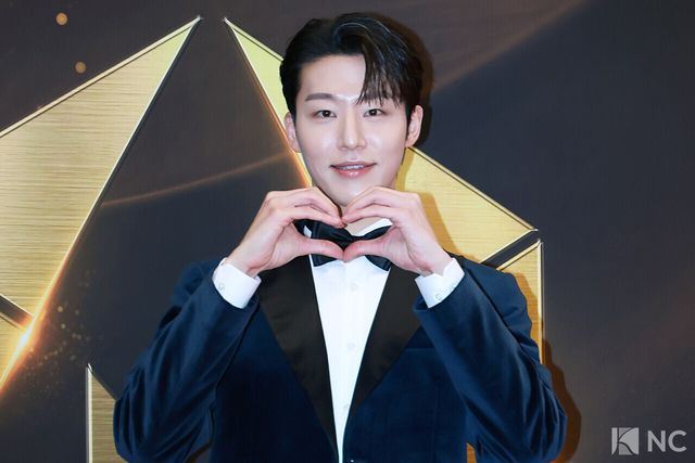 뮤지컬 배우 원태민이 19일 오후 서울 종로구 세종문화회관에서 진행된 ‘제10회 한국뮤지컬어워즈’ 본식에 앞서 레드카펫을 밟고 있다. 사진=김규빈 기자