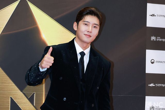 뮤지컬 배우 고은성이 19일 오후 서울 종로구 세종문화회관에서 진행된 ‘제10회 한국뮤지컬어워즈’ 본식에 앞서 레드카펫을 밟고 있다. 사진=김규빈 기자