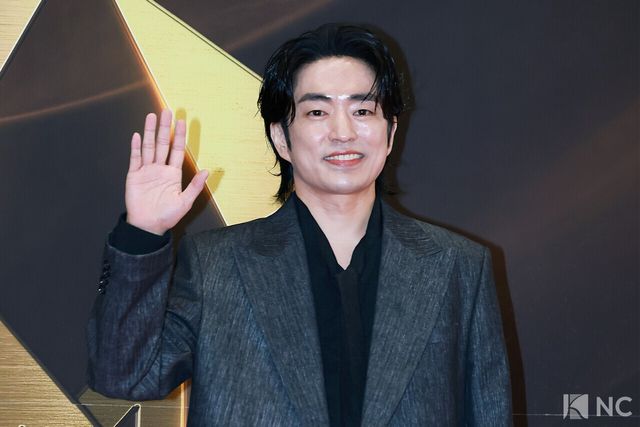 뮤지컬 배우 정문성이 19일 오후 서울 종로구 세종문화회관에서 진행된 ‘제10회 한국뮤지컬어워즈’ 본식에 앞서 레드카펫을 밟고 있다. 사진=김규빈 기자