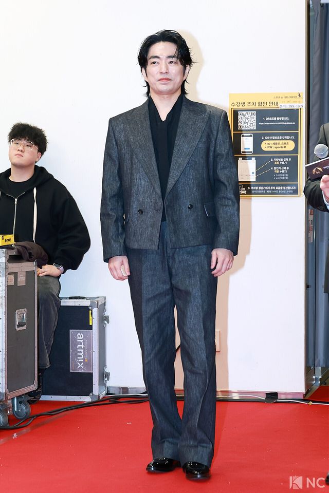 뮤지컬 배우 정문성이 19일 오후 서울 종로구 세종문화회관에서 진행된 ‘제10회 한국뮤지컬어워즈’ 본식에 앞서 레드카펫을 밟고 있다. 사진=김규빈 기자