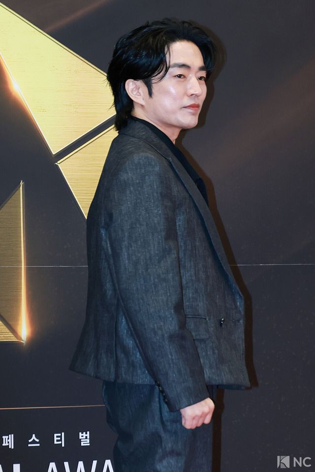 뮤지컬 배우 정문성이 19일 오후 서울 종로구 세종문화회관에서 진행된 ‘제10회 한국뮤지컬어워즈’ 본식에 앞서 레드카펫을 밟고 있다. 사진=김규빈 기자