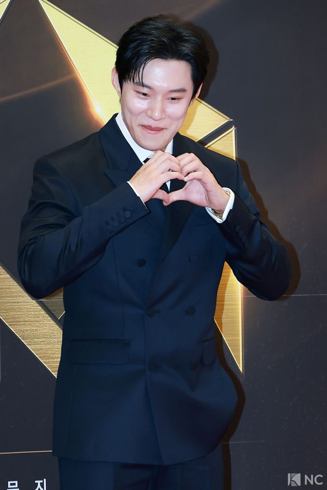 뮤지컬 배우 김성철이 19일 오후 서울 종로구 세종문화회관에서 진행된 ‘제10회 한국뮤지컬어워즈’ 본식에 앞서 레드카펫을 밟고 있다. 사진=김규빈 기자