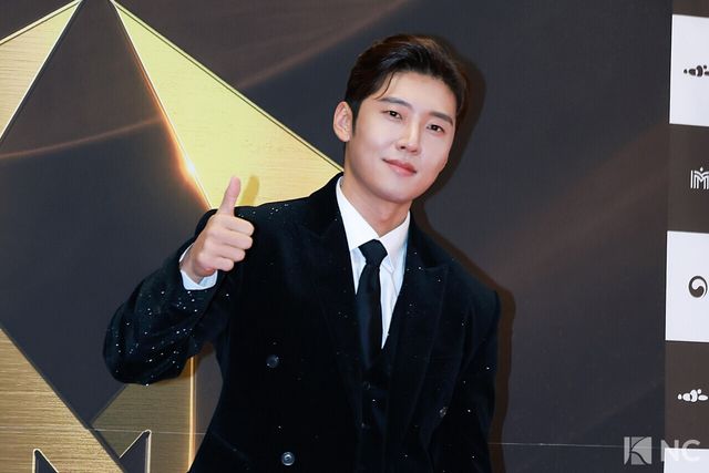 뮤지컬 배우 고은성이 19일 오후 서울 종로구 세종문화회관에서 진행된 ‘제10회 한국뮤지컬어워즈’ 본식에 앞서 레드카펫을 밟고 있다. 사진=김규빈 기자