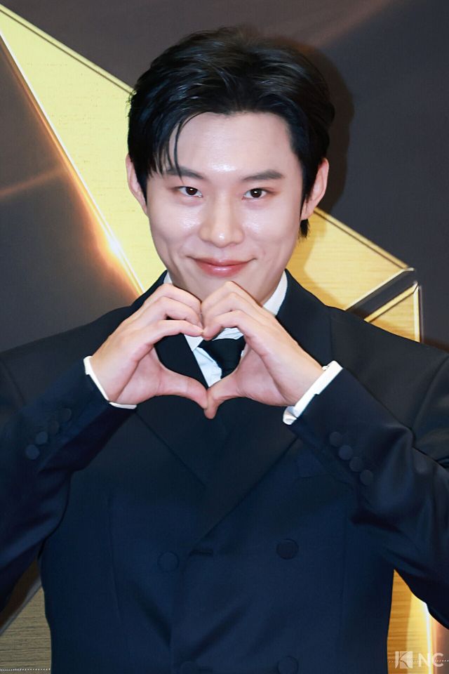 뮤지컬 배우 김성철이 19일 오후 서울 종로구 세종문화회관에서 진행된 ‘제10회 한국뮤지컬어워즈’ 본식에 앞서 레드카펫을 밟고 있다. 사진=김규빈 기자