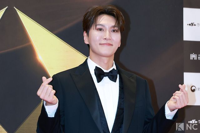 뮤지컬 배우 박은태가 19일 오후 서울 종로구 세종문화회관에서 진행된 ‘제10회 한국뮤지컬어워즈’ 본식에 앞서 레드카펫을 밟고 있다. 사진=김규빈 기자