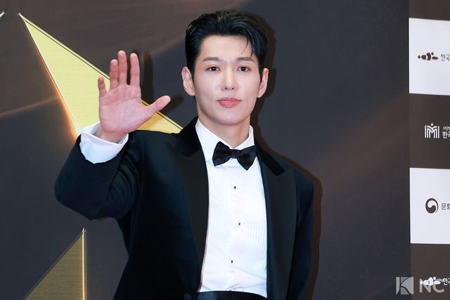 뮤지컬 배우 문유강이 19일 오후 서울 종로구 세종문화회관에서 진행된 ‘제10회 한국뮤지컬어워즈’ 본식에 앞서 레드카펫을 밟고 있다. 사진=김규빈 기자