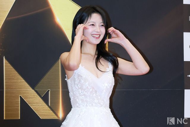 뮤지컬 배우 김세영이 19일 오후 서울 종로구 세종문화회관에서 진행된 ‘제10회 한국뮤지컬어워즈’ 본식에 앞서 레드카펫을 밟고 있다. 사진=김규빈 기자