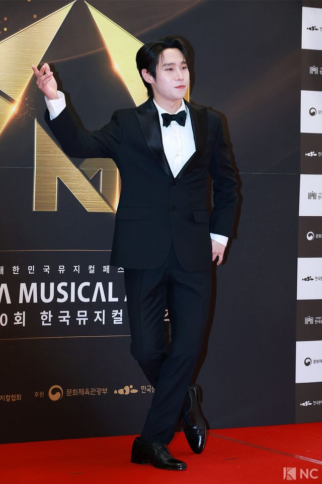 뮤지컬 배우 박주혁이 19일 오후 서울 종로구 세종문화회관에서 진행된 ‘제10회 한국뮤지컬어워즈’ 본식에 앞서 레드카펫을 밟고 있다. 사진=김규빈 기자