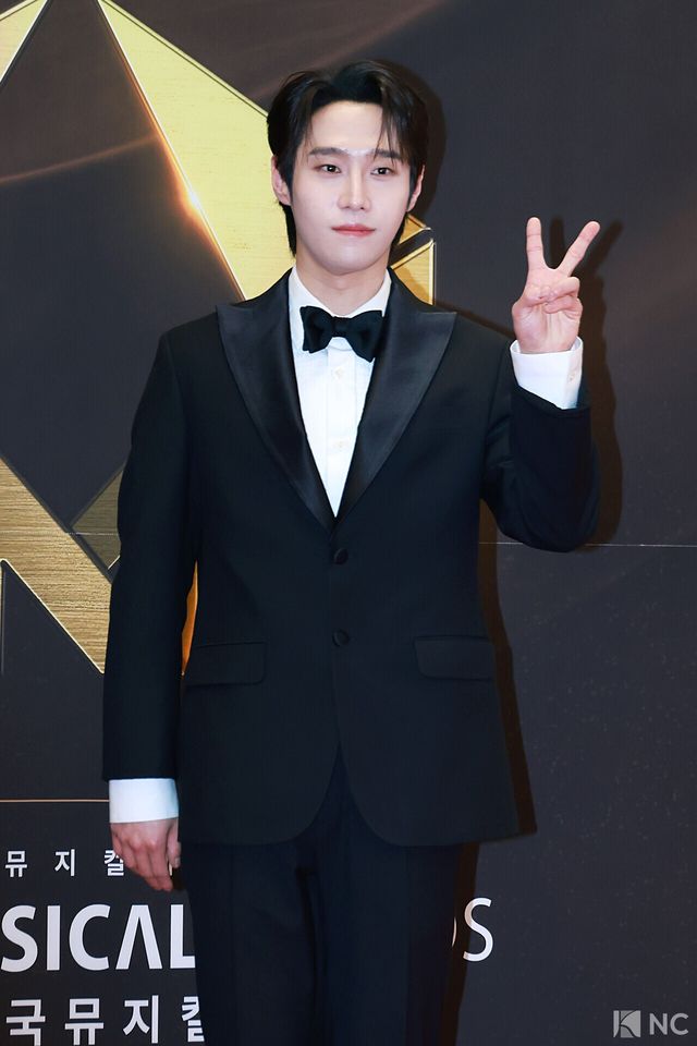 뮤지컬 배우 박주혁이 19일 오후 서울 종로구 세종문화회관에서 진행된 ‘제10회 한국뮤지컬어워즈’ 본식에 앞서 레드카펫을 밟고 있다. 사진=김규빈 기자