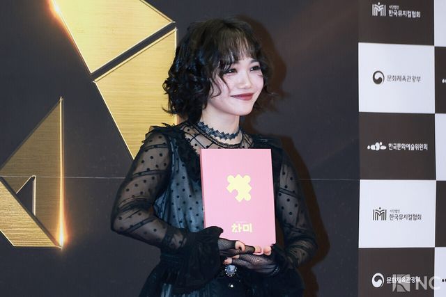 뮤지컬 배우 홍나현이 19일 오후 서울 종로구 세종문화회관에서 진행된 ‘제10회 한국뮤지컬어워즈’ 본식에 앞서 레드카펫을 밟고 있다. 사진=김규빈 기자