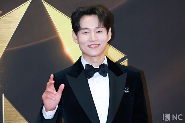 뮤지컬 배우 강정우가 19일 오후 서울 종로구 세종문화회관에서 진행된 ‘제10회 한국뮤지컬어워즈’ 본식에 앞서 레드카펫을 밟고 있다. 사진=김규빈 기자