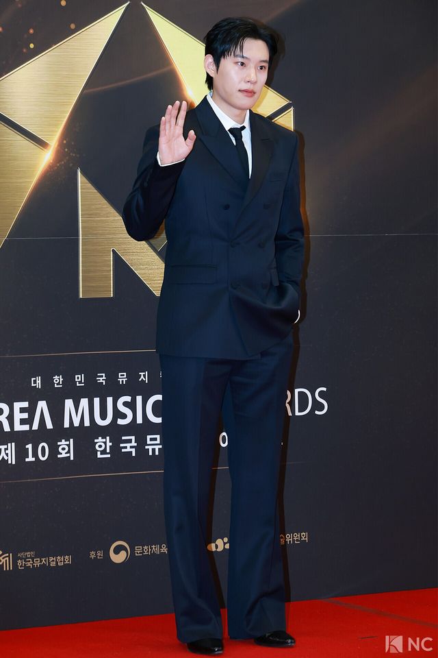 뮤지컬 배우 김성철이 19일 오후 서울 종로구 세종문화회관에서 진행된 ‘제10회 한국뮤지컬어워즈’ 본식에 앞서 레드카펫을 밟고 있다. 사진=김규빈 기자