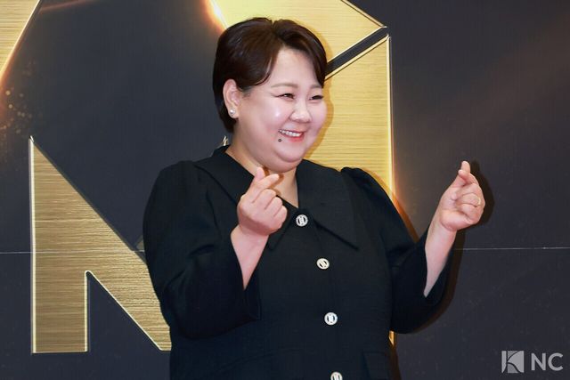 뮤지컬 배우 허순미가 19일 오후 서울 종로구 세종문화회관에서 진행된 ‘제10회 한국뮤지컬어워즈’ 본식에 앞서 레드카펫을 밟고 있다. 사진=김규빈 기자