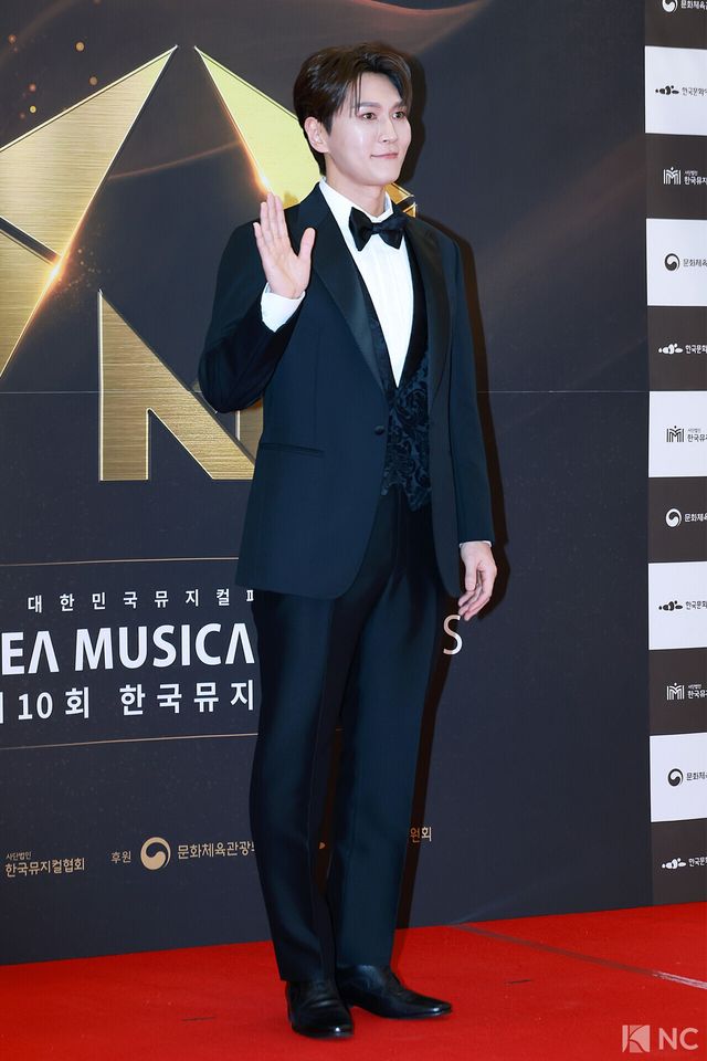 뮤지컬 배우 박은태가 19일 오후 서울 종로구 세종문화회관에서 진행된 ‘제10회 한국뮤지컬어워즈’ 본식에 앞서 레드카펫을 밟고 있다. 사진=김규빈 기자