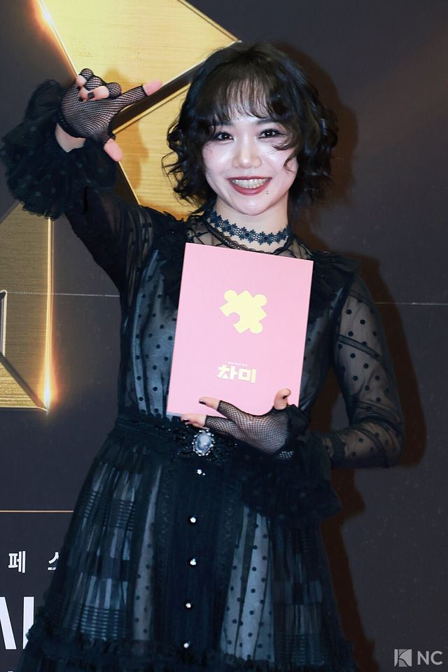 뮤지컬 배우 홍나현이 19일 오후 서울 종로구 세종문화회관에서 진행된 ‘제10회 한국뮤지컬어워즈’ 본식에 앞서 레드카펫을 밟고 있다. 사진=김규빈 기자