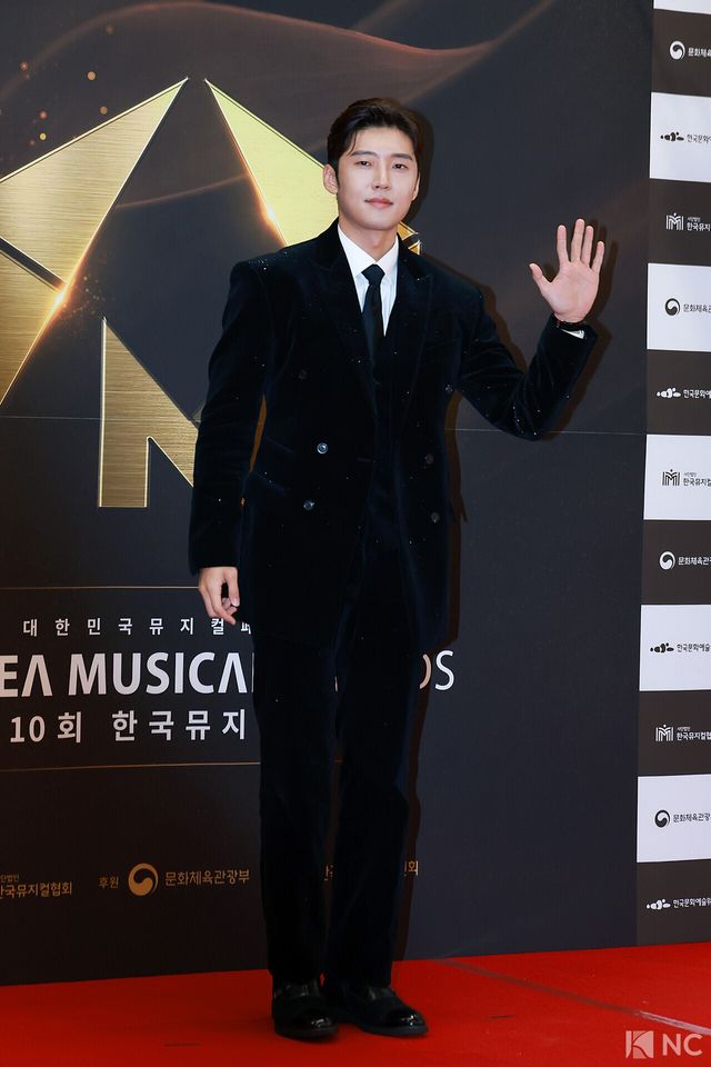 뮤지컬 배우 고은성이 19일 오후 서울 종로구 세종문화회관에서 진행된 ‘제10회 한국뮤지컬어워즈’ 본식에 앞서 레드카펫을 밟고 있다. 사진=김규빈 기자