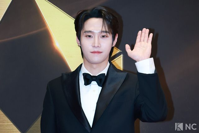 뮤지컬 배우 박주혁이 19일 오후 서울 종로구 세종문화회관에서 진행된 ‘제10회 한국뮤지컬어워즈’ 본식에 앞서 레드카펫을 밟고 있다. 사진=김규빈 기자