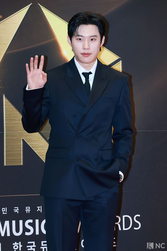 뮤지컬 배우 김성철이 19일 오후 서울 종로구 세종문화회관에서 진행된 ‘제10회 한국뮤지컬어워즈’ 본식에 앞서 레드카펫을 밟고 있다. 사진=김규빈 기자