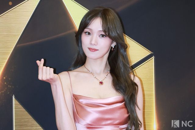 뮤지컬 배우 이성경이 19일 오후 서울 종로구 세종문화회관에서 진행된 ‘제10회 한국뮤지컬어워즈’ 본식에 앞서 레드카펫을 밟고 있다. 사진=김규빈 기자