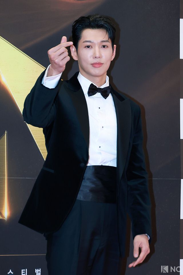 뮤지컬 배우 문유강이 19일 오후 서울 종로구 세종문화회관에서 진행된 ‘제10회 한국뮤지컬어워즈’ 본식에 앞서 레드카펫을 밟고 있다. 사진=김규빈 기자