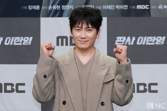 배우 지성이 2일 오후 서울 마포구 MBC 상암 신사옥에서 진행된 MBC 새 금토드라마 ‘판사 이한영’(극본 김광민/연출 이재진, 박미연) 제작발표회에서 포즈를 취하고 있다.사진=김규빈 기자