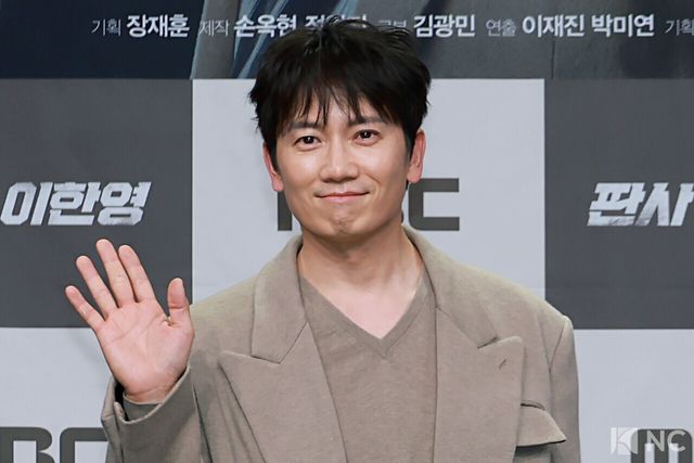 배우 지성이 2일 오후 서울 마포구 MBC 상암 신사옥에서 진행된 MBC 새 금토드라마 ‘판사 이한영’(극본 김광민/연출 이재진, 박미연) 제작발표회에서 포즈를 취하고 있다.사진=김규빈 기자