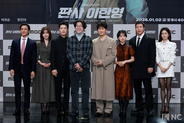 배우 황희, 오세영, 박희순, 지성, 원진아, 태원석, 백진희와 이재진 감독이 2일 오후 서울 마포구 MBC 상암 신사옥에서 진행된 MBC 새 금토드라마 ‘판사 이한영’(극본 김광민/연출 이재진, 박미연) 제작발표회에서 포즈를 취하고 있다. 사진=김규빈 기자