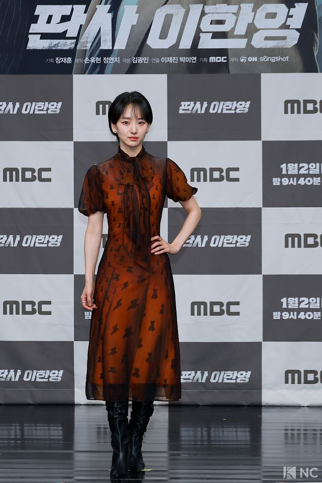 배우 원진아가 2일 오후 서울 마포구 MBC 상암 신사옥에서 진행된 MBC 새 금토드라마 ‘판사 이한영’(극본 김광민/연출 이재진, 박미연) 제작발표회에서 포즈를 취하고 있다.사진=김규빈 기자