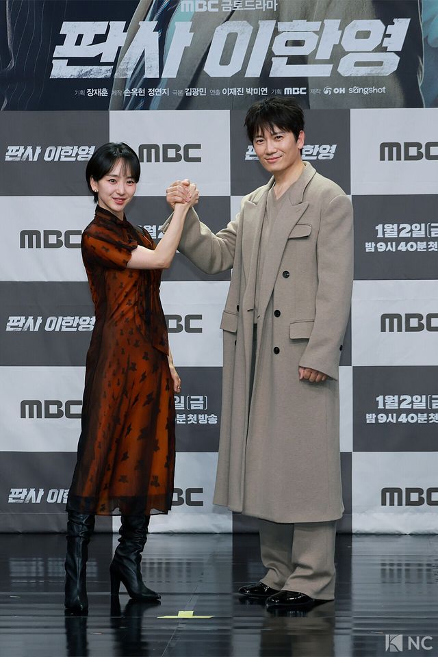 배우 원진아, 지성이 2일 오후 서울 마포구 MBC 상암 신사옥에서 진행된 MBC 새 금토드라마 ‘판사 이한영’(극본 김광민/연출 이재진, 박미연) 제작발표회에서 포즈를 취하고 있다. 사진=김규빈 기자