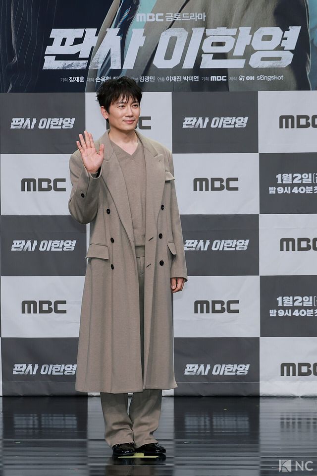 배우 지성이 2일 오후 서울 마포구 MBC 상암 신사옥에서 진행된 MBC 새 금토드라마 ‘판사 이한영’(극본 김광민/연출 이재진, 박미연) 제작발표회에서 포즈를 취하고 있다.사진=김규빈 기자