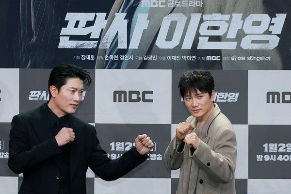 배우 박희순, 지성이 2일 오후 서울 마포구 MBC 상암 신사옥에서 진행된 MBC 새 금토드라마 ‘판사 이한영’(극본 김광민/연출 이재진, 박미연) 제작발표회에서 포즈를 취하고 있다. 사진=김규빈 기자