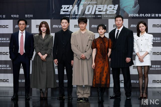 배우 황희, 오세영, 박희순, 지성, 원진아, 태원석, 백진희가 2일 오후 서울 마포구 MBC 상암 신사옥에서 진행된 MBC 새 금토드라마 ‘판사 이한영’(극본 김광민/연출 이재진, 박미연) 제작발표회에서 포즈를 취하고 있다. 사진=김규빈 기자