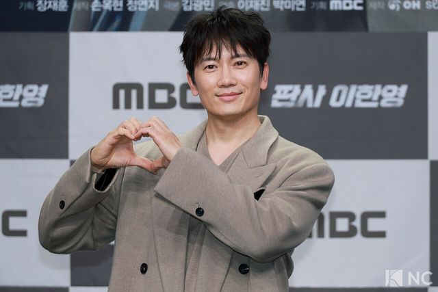 배우 지성이 2일 오후 서울 마포구 MBC 상암 신사옥에서 진행된 MBC 새 금토드라마 ‘판사 이한영’(극본 김광민/연출 이재진, 박미연) 제작발표회에서 포즈를 취하고 있다.사진=김규빈 기자