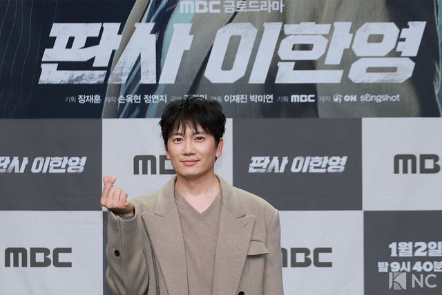 배우 지성이 2일 오후 서울 마포구 MBC 상암 신사옥에서 진행된 MBC 새 금토드라마 ‘판사 이한영’(극본 김광민/연출 이재진, 박미연) 제작발표회에서 포즈를 취하고 있다.사진=김규빈 기자