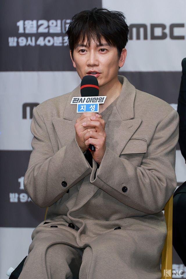 배우 지성이 2일 오후 서울 마포구 MBC 상암 신사옥에서 진행된 MBC 새 금토드라마 ‘판사 이한영’(극본 김광민/연출 이재진, 박미연) 제작발표회에서 소감을 말하고 있다. 사진=김규빈 기자