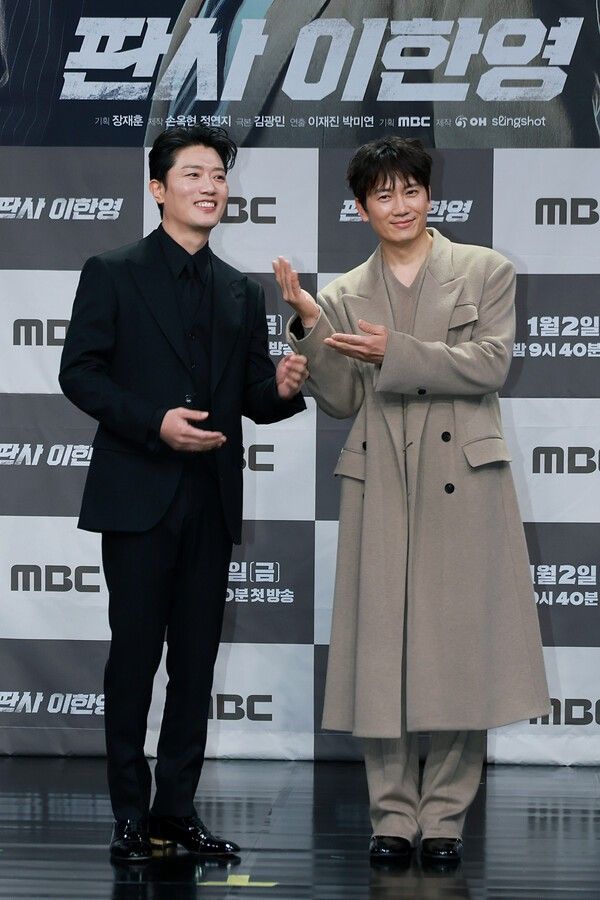 배우 박희순, 지성이 2일 오후 서울 마포구 MBC 상암 신사옥에서 진행된 MBC 새 금토드라마 ‘판사 이한영’(극본 김광민/연출 이재진, 박미연) 제작발표회에서 포즈를 취하고 있다. 사진=김규빈 기자